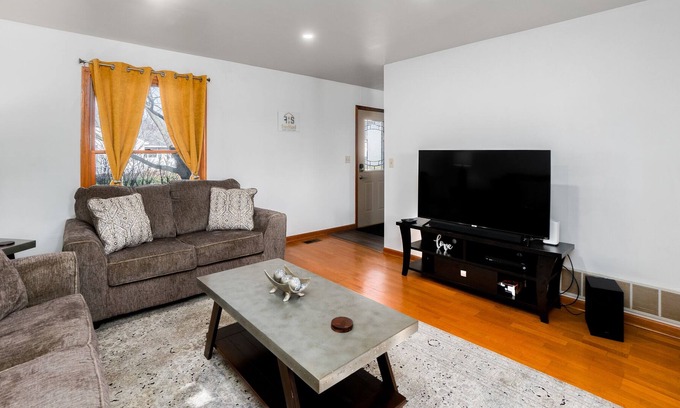 Fox Valley Casa | Naperville Rental- Knoll Dr