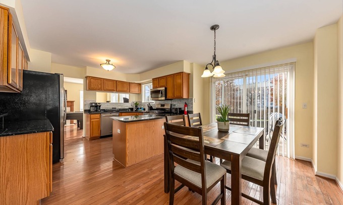 Naperville Casa | Naperville Rental - Skylane Dr