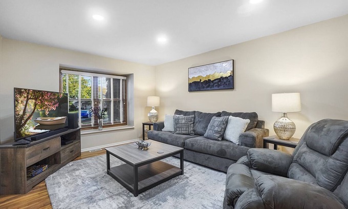 Fox Valley Casa | Naperville Rental - Woodview Ln