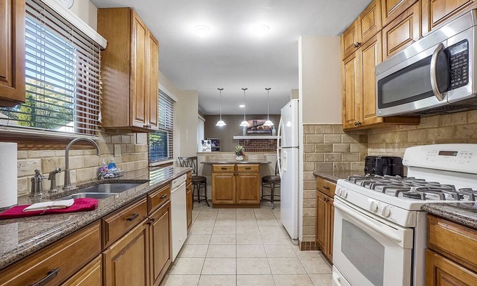 Fox Valley Casa | Naperville Rental - Woodview Ln