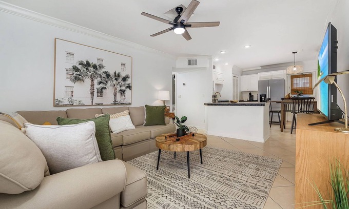 Coquina Sands Condominio | Naples 2-BDRM Condo, SuperClean, Patio, Lake Park!