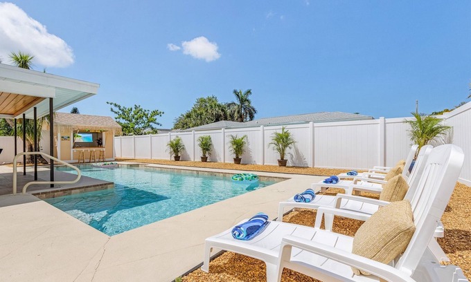 Central Naples Casa | Naples 3 BDRM/Big Htd Pool/Tiki Bar/BBQ