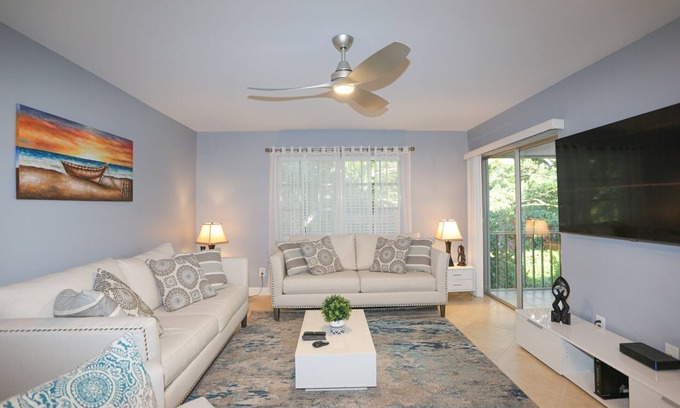 Central Naples Condominio | NAPLES BATH AND TENNIS Condo 2BEDS/2BATH -- Central Naples