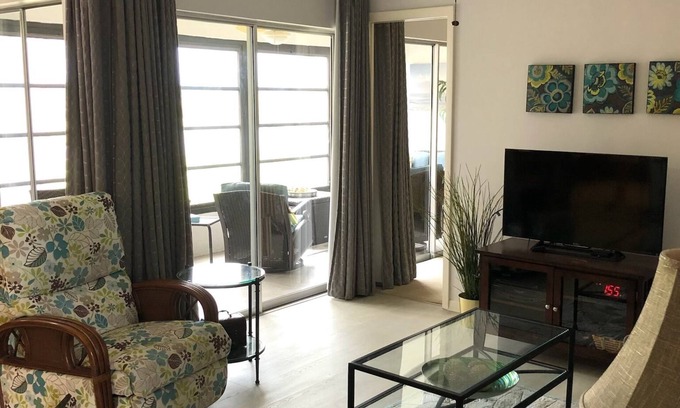 East Naples Condominio | Nuevo listado - precios de introducción! Actualizado 2 dormitorios, 2 baños condominio en la hermosa Nápoles!
