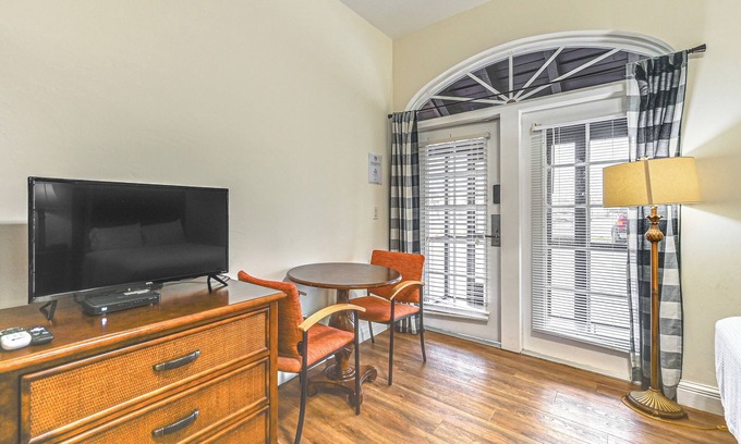 Naples Condominio | Naples Retreat w/ Screened Porch + Charcoal Grill