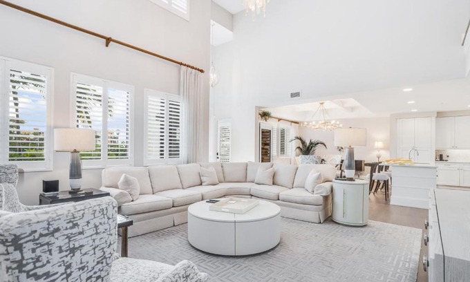 Redevelopment Area Apartamento | Naples Square Paradise