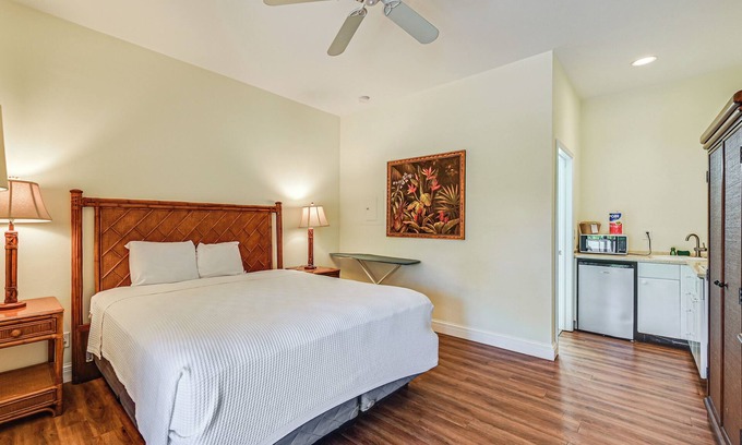Naples Apartamento | Naples Vacation Rental Studio in Resort Community