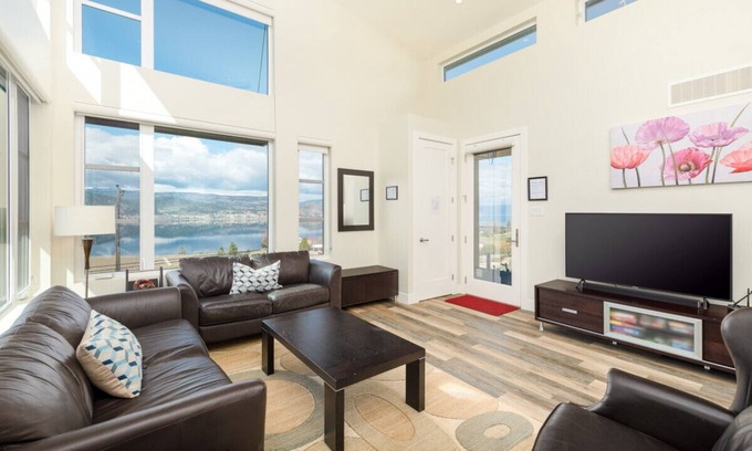Okanagan-Similkameen Casa | Naramata Dream Vacation Home: Serene Retreat with Stunning Views