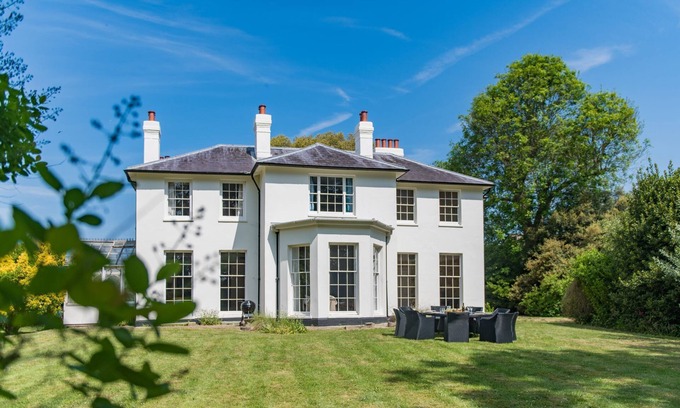 St Mary's Bay Casa | Nares House - a holiday let that sleeps 14 guests in 6 bedrooms