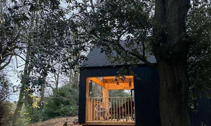 Hagwothingham Cabina | Narnia - a picture-perfect private woodland escape