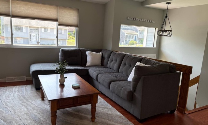 Bonnet Shores Casa | Narragansett, Bonnet Shores - Walk to the beach!