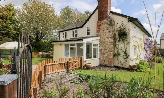 Leominster Cabaña | NASH COTTAGE, pet friendly, character holiday cottage in Kingsland