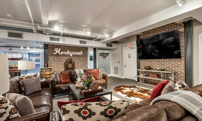 Downtown Nashville Apartamento | Nashville Honky Tonk Suite: 6 BR by Maddox Hotel