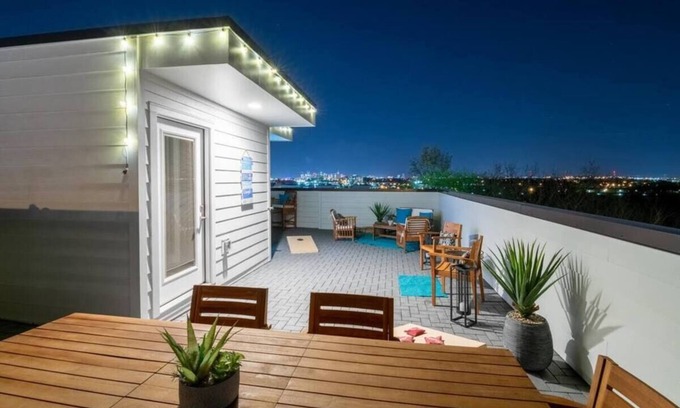 Haynes Area Casa | Nashville Skyline View with a Rooftop Deck that Sleeps 13 People