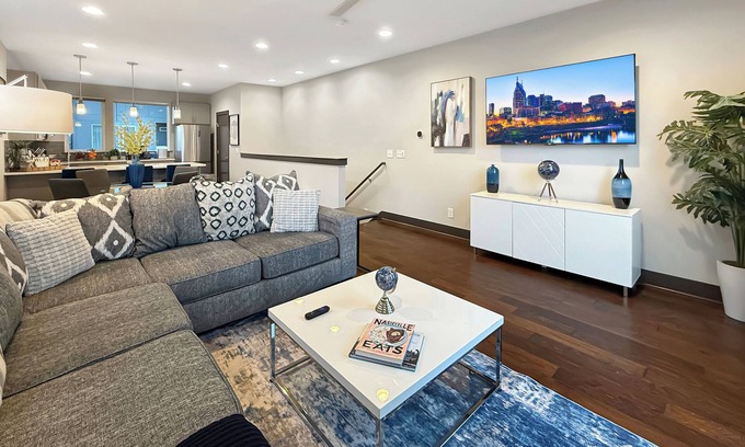 Katie Hill Neighborhood Casa | Nashville Skyview: Modern Luxury Minutes to Broadway