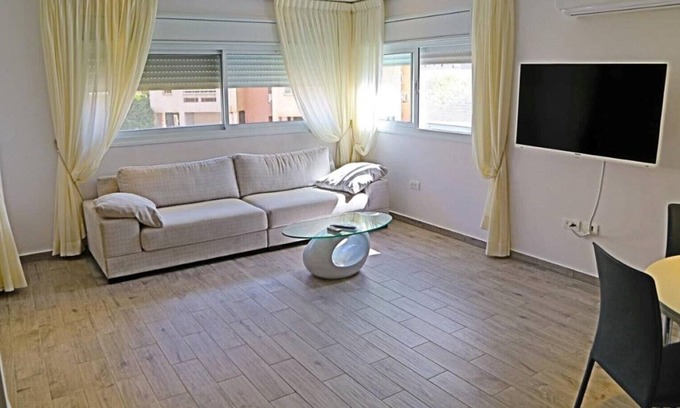 Netanya Apartamento | Natanya elegante estudio a 500 metros del mar.