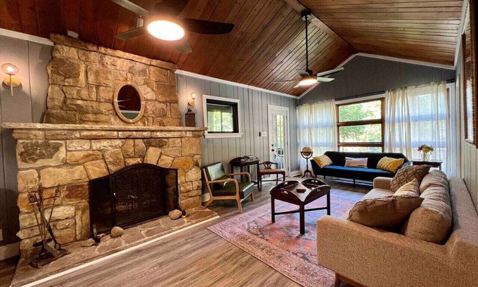 Ellwood City Cabina | Nate`s Cabin at Water`s Edge