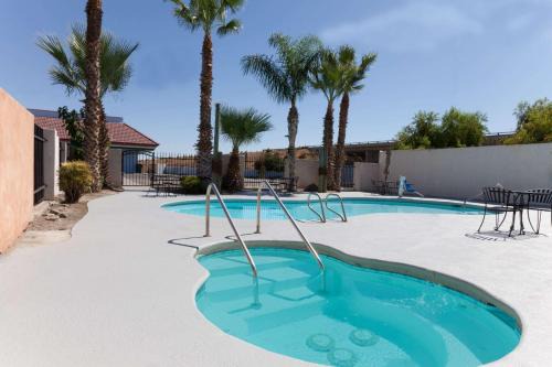 Buttonwillow Hotel | National 9 Inn