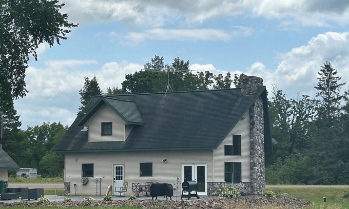 Hannibal Cabina | National Forest, Fishing, Trail riding, Hunting, Bars/Eatery and Pet-Friendly