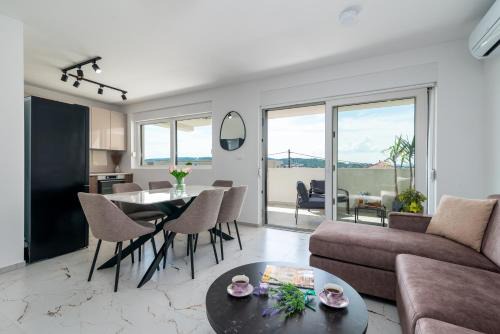 Trogir Apartamento | Natura Vita Apartment-New Modern Apartment with City View & two Free Parking Spaces-10 min Walk to Trogir Old Town