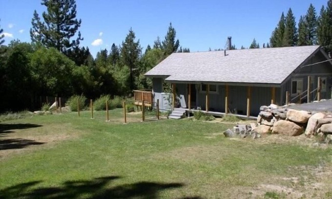Pioneer Trail Cabina | Entorno privado de praderas y bosques, mascotas, jacuzzi, escapada perfecta a Tahoe.
