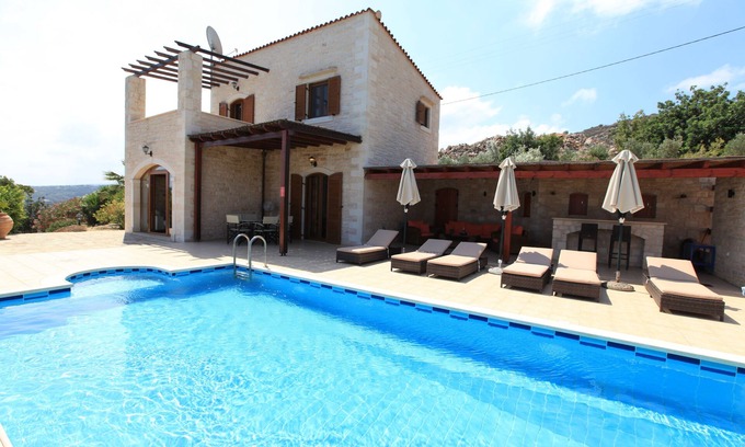Houdetsi Villa | Villa de piedra natural en un lugar apartado de 4.500 m² con piscina climatizada