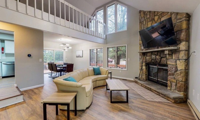 Lake Harmony Estates Cabaña | Nature Embrace 4BR Cottage w/ Lake Harmony Views
