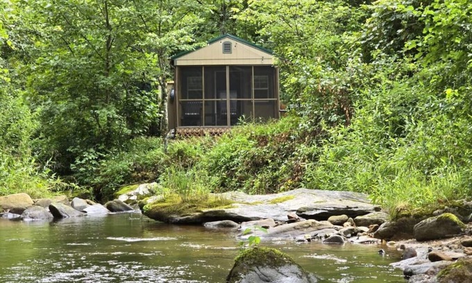 Purlear Cabina | Relaxing Tiny Home On Creek, WIFI, Hot Shower