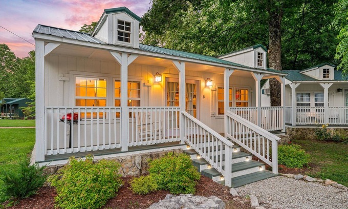 Blue Eye Cabina | Nature-Focused Getaway | Creekside Studio w/ Modern Comforts & Free Ticket Perks!