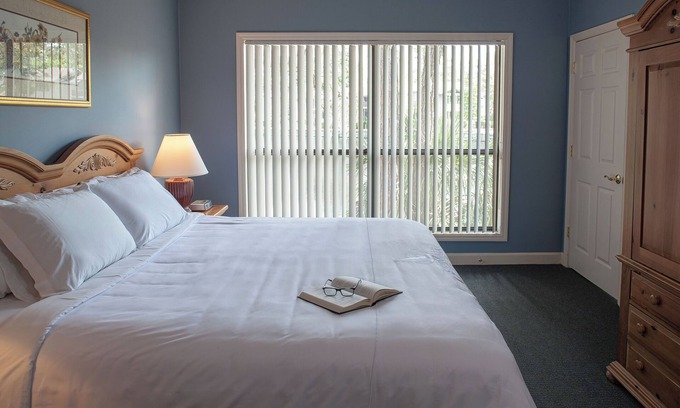 Hilton Head Complejo | Nature-Focused 3BR Stay with Porch, Lake Views, Pool, Tennis Courts and Trails