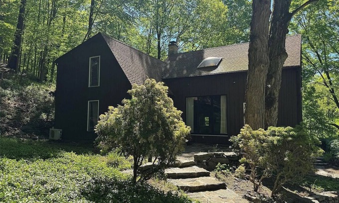 Mount Kisco Casa | Nature Lover's Retreat in Mount Kisco