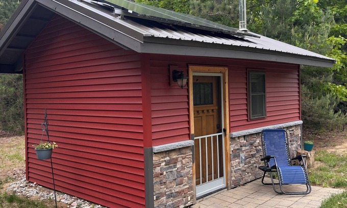 South Boardman Cabaña | Nature Lover’s Paradise. Tiny 1 room cottage on Bunnifer Farms. Pet friendly