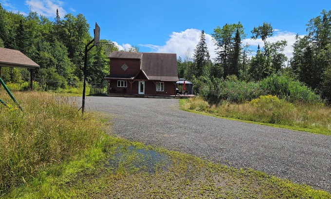Val-des-Monts Casa | Nature lover’s retreat in the forest. Near hiking, skiing, swimming, etc