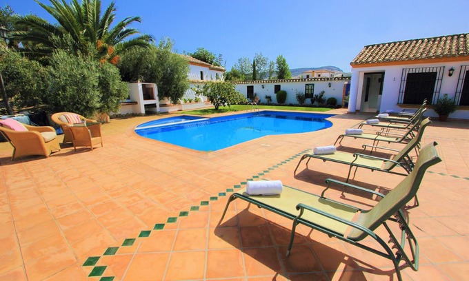 Priego de Córdoba Villa | Naturaleza, intimidad y calma en una villa de una calidad superior