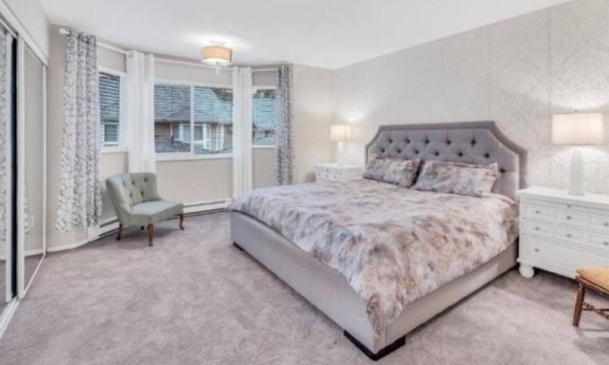 District of North Vancouver Casa | Nature retreat: beach and ski. Luxury large Master bedroom w/ private en-suite.