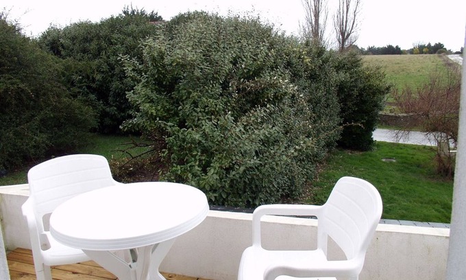 Le Palais Apartamento | Apartamento tranquilo con terraza, cerca de la playa.