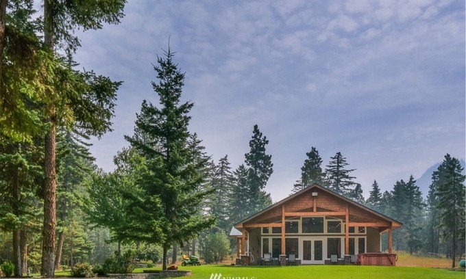 Cle Elum Cabina | Nature Retreat with Wildlife Views, Hot Tub, and Cozy Amenities – Sleeps 12!”