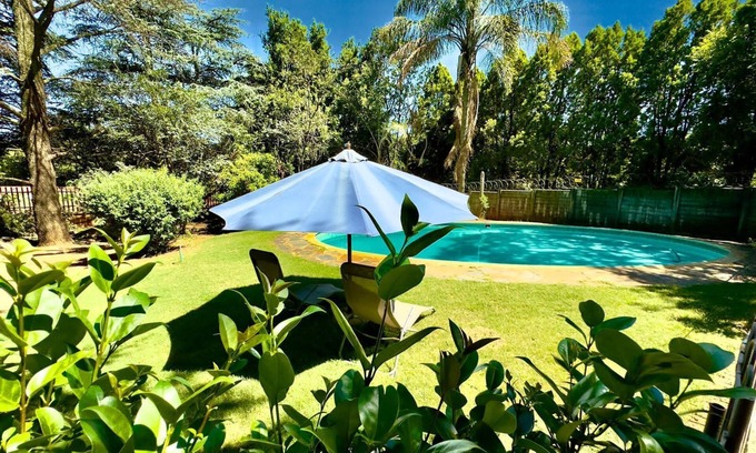 Greater Johannesburg Metropolitan Area Casa | Nature's Haven: 7-Bedroom Villa with Pool, WiFi & Serene Surroundings