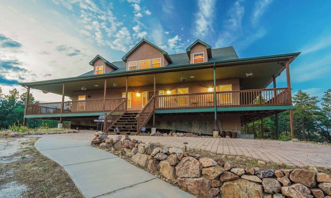 Peyton Casa | Nature's Oasis, 4BD Ranch Retreat, Hot tub!