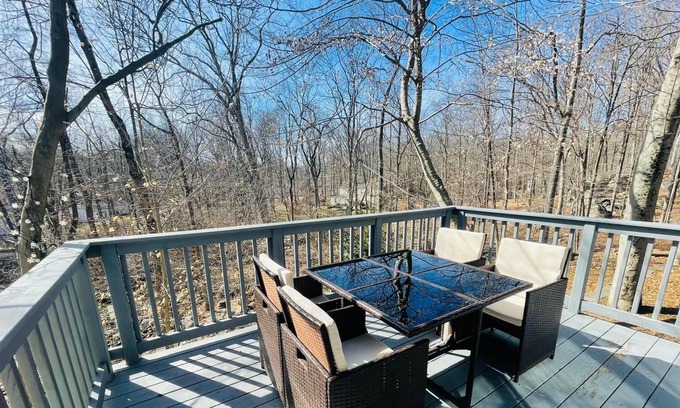 North Stamford Casa | Nature's Paradise! 45-minute drive from Manhattan