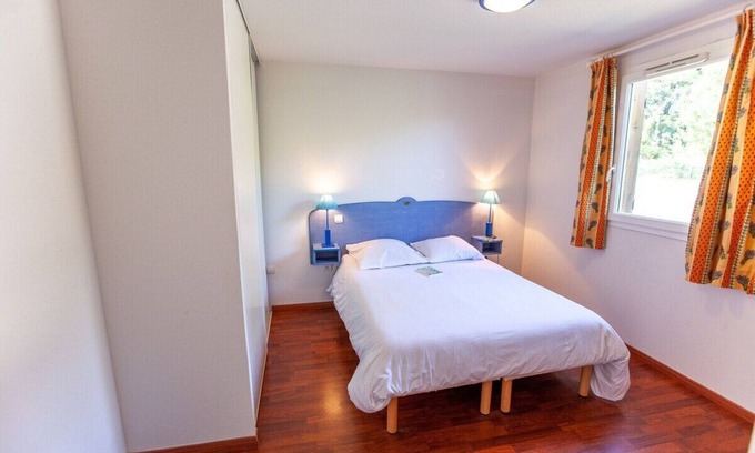 Cassen Apartamento | Nature's Retreat: Indoor & Outdoor Pools with Solarium & Playground