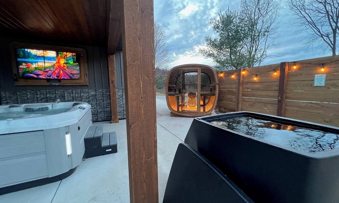 Traverse City Cabina | Nature's Ridge TC | Pickleball Lodge Retreat Home