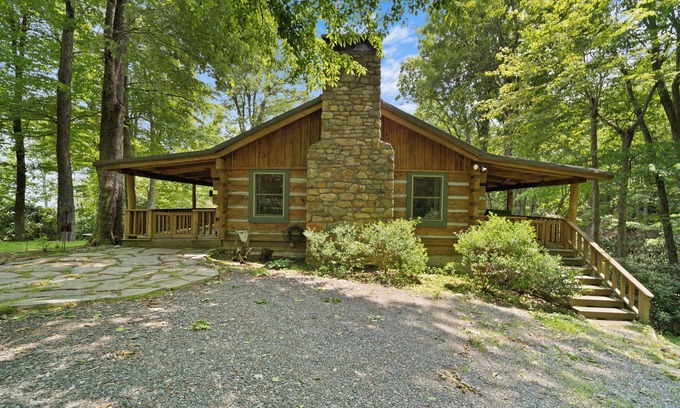 Boone Cabina | Natures Call - ¡Cabaña de madera Creekside con chimenea de leña!