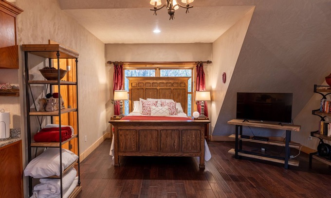 Cedar Hill Casa | Natureview Hideaway Deluxe Apt in Cashiers