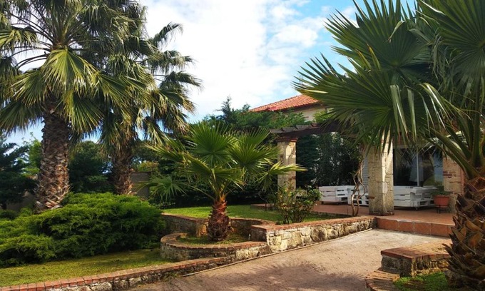 Flogita Casa | Naturstein-Mediterranhaus mit Gartenblick