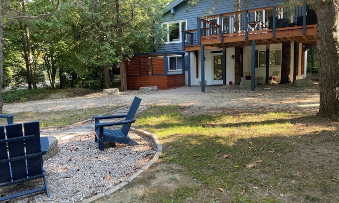Craigleith Chalet De Esquí | Nautical Chalet (4 bedrm) nestled in Georgian Woodlands w/ Hot Tub & large deck