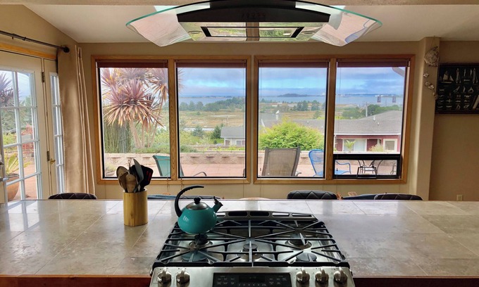 Humboldt Hill Casa | ⚓️ 🌊Nautical Escape- Bay Views, Patio, Near HWY101