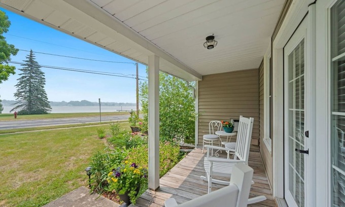 Sturgeon Bay Casa | Nautical Haven - Sunset views