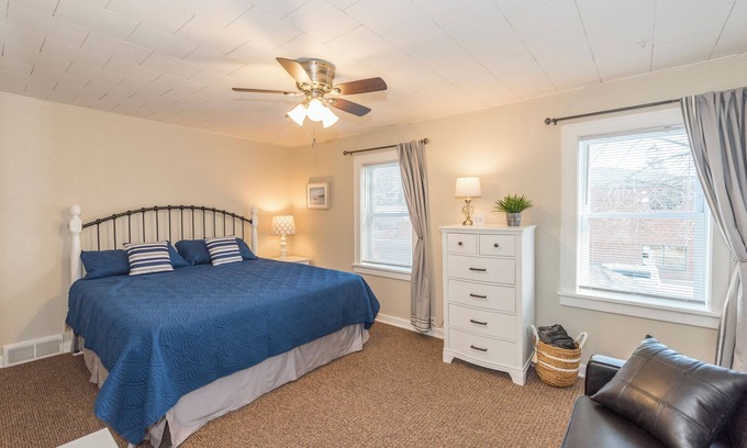 Crosby Apartamento | NAUTICAL NOOK - Terrific 2-bedroom apartment with AC in charming Crosby