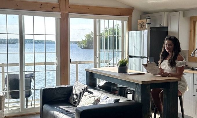 Fenelon Falls Casa | Nautical Oasis Boathouse Cottage